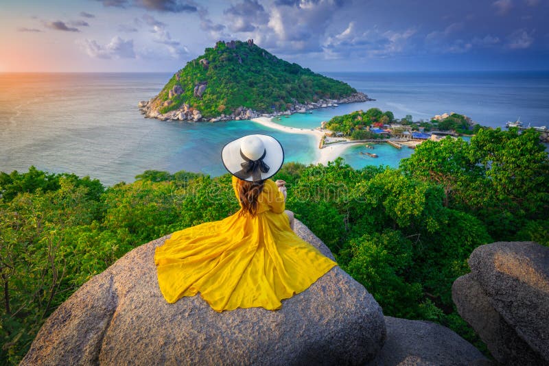 Le tourist féminin asiatique pose pour une séance photos au point de vue sur l'île de Thaïlande nang yuan.