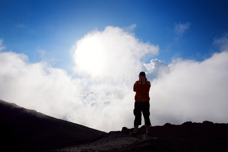 Le touriste trimardant en cratère de volcan de Haleakala sur les sables coulissants traînent Belle vue du plancher et des nuages photographie stock libre de droits Le touriste trimardant en cratère de volcan de Haleakala sur les sables coulissants traînent Belle vue du plancher et des nuages photographie stock libre de droits
