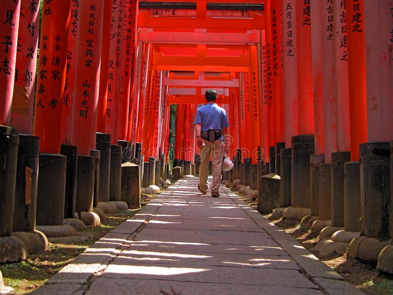 Le touriste à Kyoto-Inari déclenche le tunnel photographie stock Le touriste à Kyoto-Inari déclenche le tunnel photographie stock