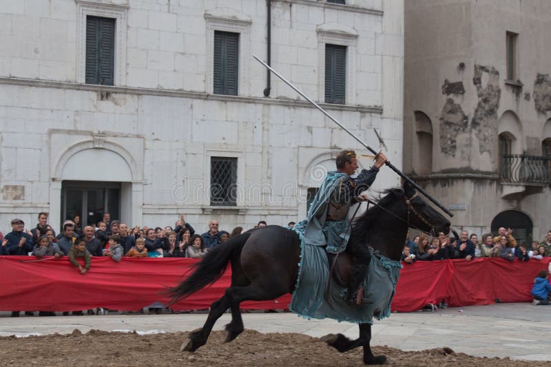 Le tournoi traditionnel de chevalier aux célébrations de Caterina Cornaro vient à la ville, festival médiéval à Brescia, Lombardi photos libres de droits Le tournoi traditionnel de chevalier aux célébrations de Caterina Cornaro vient à la ville, festival médiéval à Brescia, Lombardi photos libres de droits