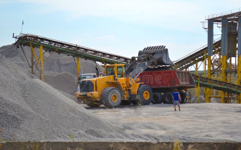 Download Le Tracteur Charge Le Gravier Dans La Voiture Photo stock - Image du lourd, dump: 77155714