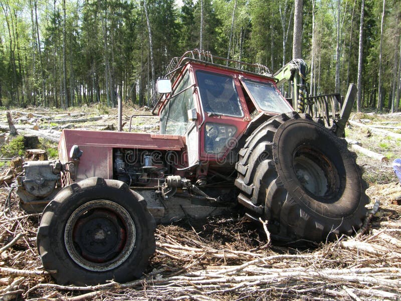 tracteur forestier dans la boue