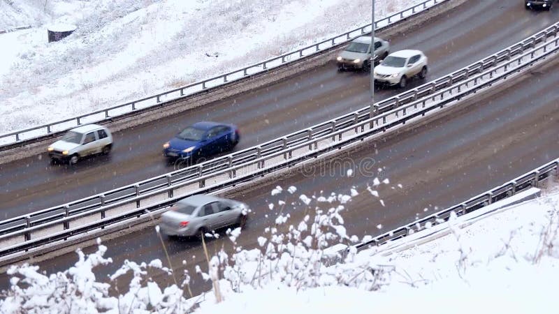 Le trafic conduisant le long de l'autoroute pendant la tempête de chute de neige importante