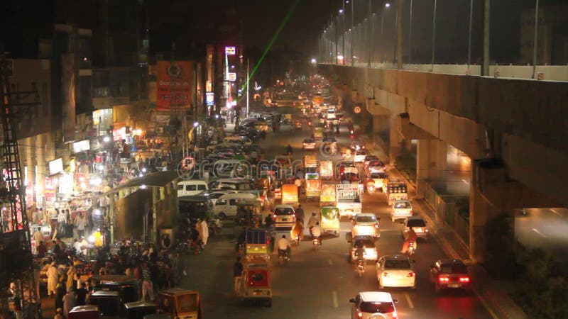 Le trafic de nuit d'heure de pointe à la région de route de firozpur de Lahore banque de vidéos