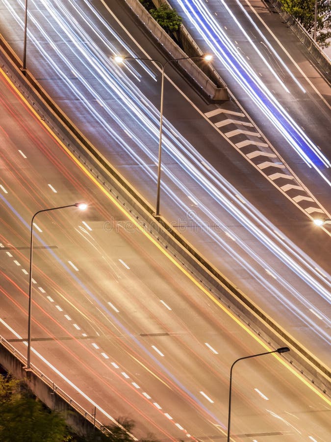 Le trafic de Tollway pendant la nuit image stock Le trafic de Tollway pendant la nuit image stock