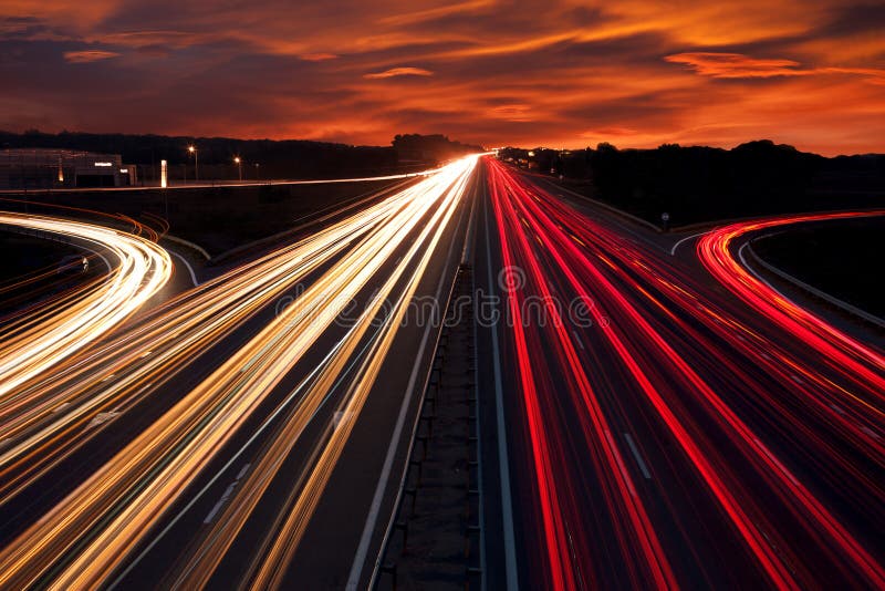 Le trafic de vitesse - la lumière traîne sur la route d'autoroute la nuit