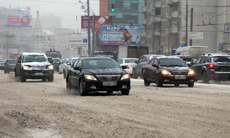 Le trafic de voiture pendant les chutes de neige à Moscou