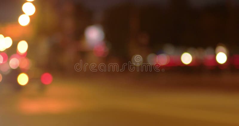 Le trafic Defocused de nuit dans la ville