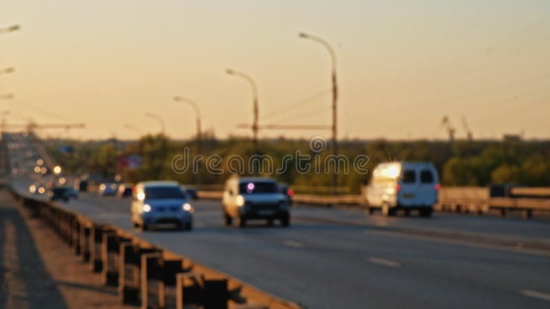 Le trafic floue pendant la journée sur le long passage supérieur en Russie Astrakan.