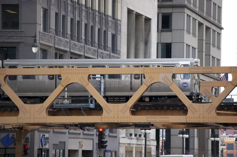 Le train d'EL de Chicago croisant un pont - Chicago, IL Etats-Unis images stock Le train d'EL de Chicago croisant un pont - Chicago, IL Etats-Unis images stock
