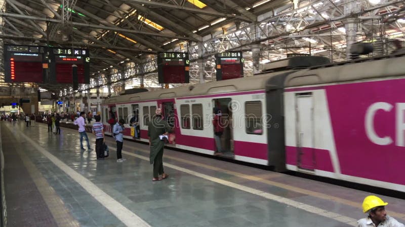 Le train de banlieue de Mumbai du centre des chemins de fer entrant sur le site du patrimoine mondial de l'Unesco CSMT ou VT chhat
