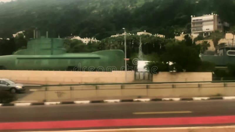 Le train part de la gare centrale de haifa par une froide journée de printemps nuageuse. vue depuis la fenêtre. israël. banque de vidéos