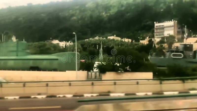 Le train part de la gare centrale de haifa par une froide journée de printemps nuageuse. vue depuis la fenêtre. israël. clips vidéos