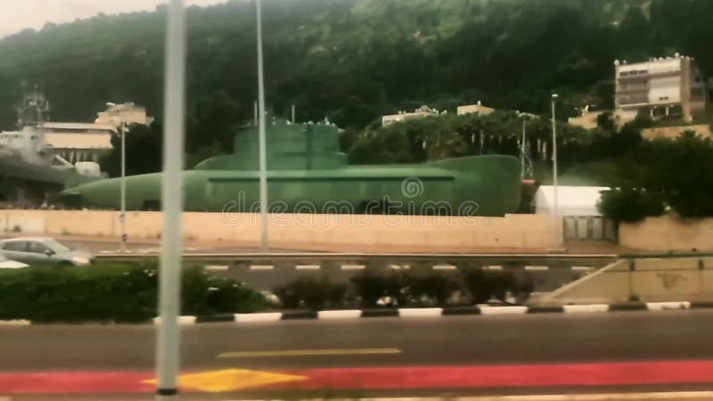 Le train part de la gare centrale de haifa par une froide journée de printemps nuageuse. vue depuis la fenêtre. israël. clips vidéos