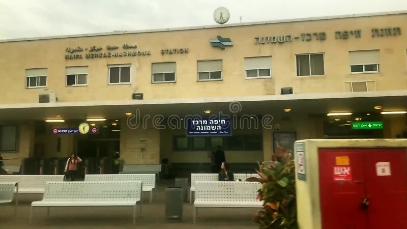 Le train part de la gare centrale de haifa par une froide journée de printemps nuageuse. vue depuis la fenêtre. israël. clips vidéos