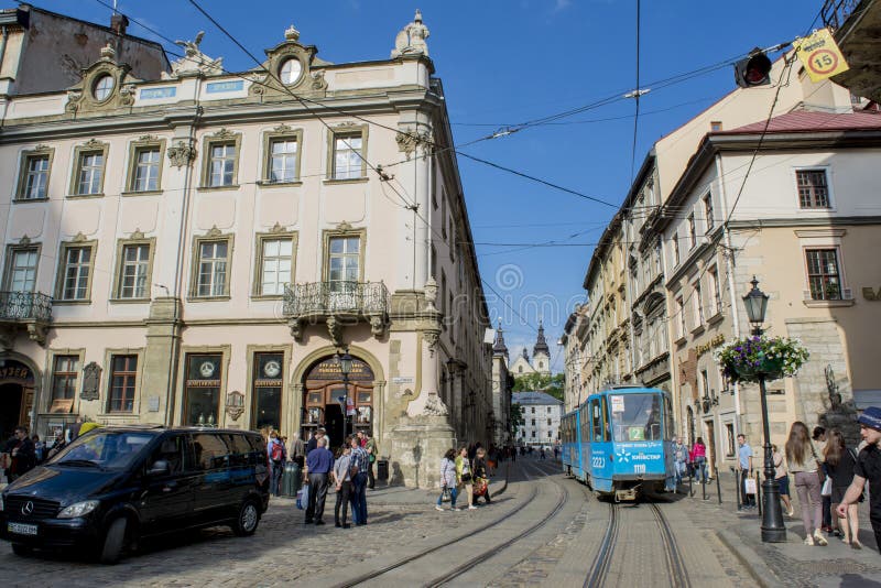Le tram s'attaque sur la rue dans la ville de Lviv chez l'Ukraine images stock Le tram s'attaque sur la rue dans la ville de Lviv chez l'Ukraine images stock