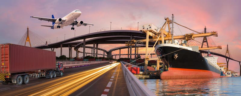 Le transport de panorama et le concept logistique en le bateau de camion surfacent pour le fond logistique d'importations-exporta photographie stock