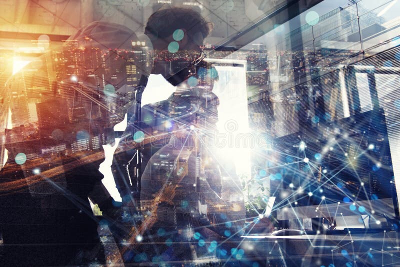 Le travail d'?quipe fonctionne avec un ordinateur Concept de partager et d'interconnexion d'Internet Double exposition illustration de vecteur Le travail d'?quipe fonctionne avec un ordinateur Concept de partager et d'interconnexion d'Internet Double exposition illustration de vecteur