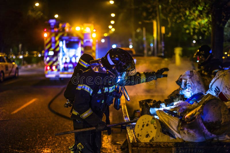 Le travail de pompiers dans un feu de nuit Madrid Espagne photos libres de droits Le travail de pompiers dans un feu de nuit Madrid Espagne photos libres de droits
