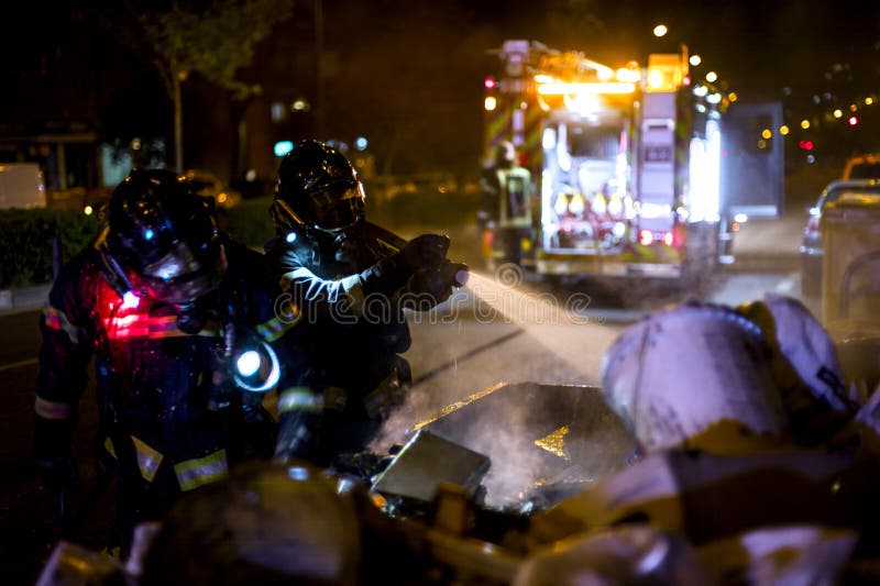 Le travail de pompiers dans un feu de nuit Madrid Espagne photos libres de droits Le travail de pompiers dans un feu de nuit Madrid Espagne photos libres de droits