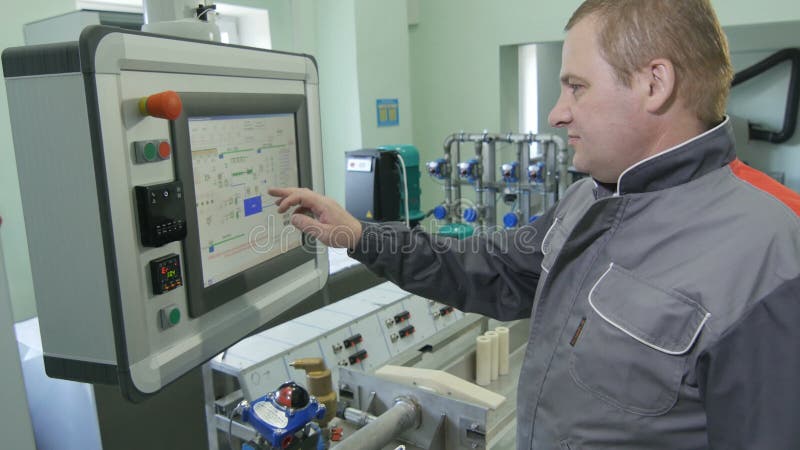 Le travailleur dans l'uniforme appuie sur des touches sur le panneau de commande de pavé tactile banque de vidéos