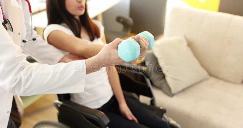 Le travailleur de la santé aide les patients handicapés à suivre une formation banque de vidéos