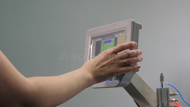 Le travailleur programme une machine à coudre avec un CNC à l'aide d'un ordinateur tablette L'opérateur configure la machine cnc clips vidéos