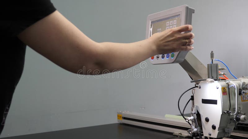 Le travailleur programme une machine à coudre avec un CNC à l'aide d'un ordinateur tablette L'opérateur configure la machine cnc banque de vidéos