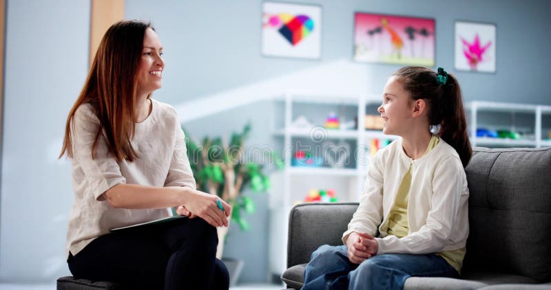 Le travailleur social psychiatrique assure le traitement des enfants photographie stock