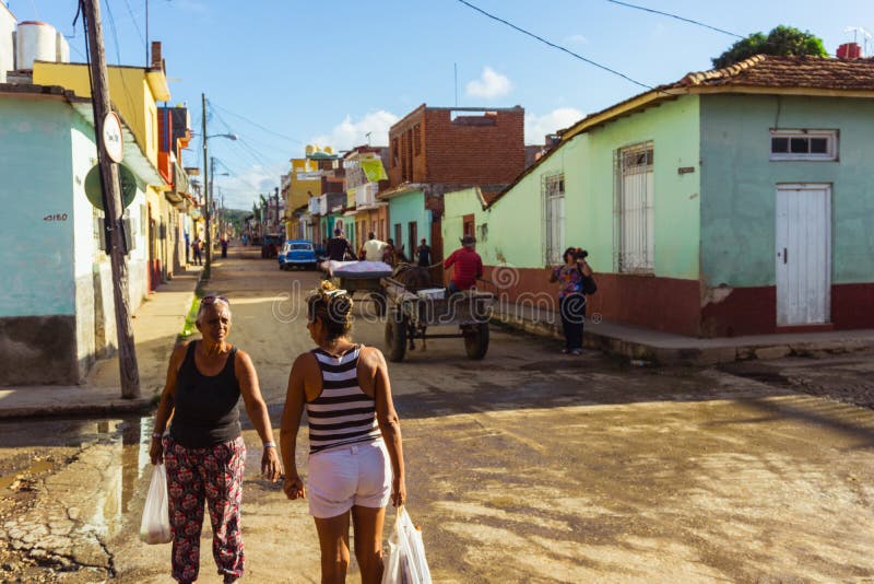 Le Trinidad avec les personnes cubaines photographie stock Le Trinidad avec les personnes cubaines photographie stock