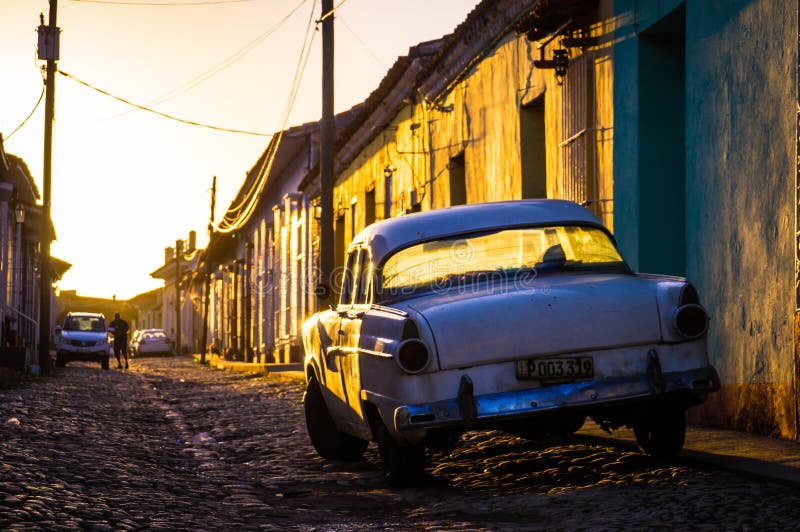Le Trinidad, Cuba : Rue avec l'oldtimer au coucher du soleil photos stock Le Trinidad, Cuba : Rue avec l'oldtimer au coucher du soleil photos stock
