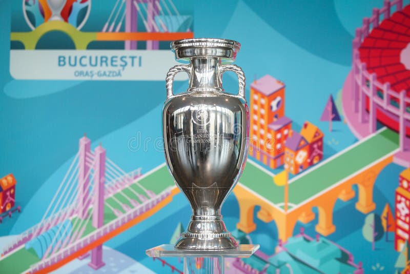 Le trophée 2020 original de tournoi d'euro de l'UEFA image libre de droits Le trophée 2020 original de tournoi d'euro de l'UEFA image libre de droits