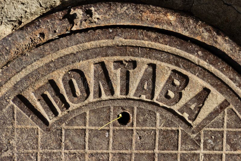 Le trou d'homme URSS d'égout de fonte de cru a fait avec l'inscription POLTAVA dans la ville de Dnipro, Ukraine, novembre 2018 fr image libre de droits Le trou d'homme URSS d'égout de fonte de cru a fait avec l'inscription POLTAVA dans la ville de Dnipro, Ukraine, novembre 2018 fr image libre de droits