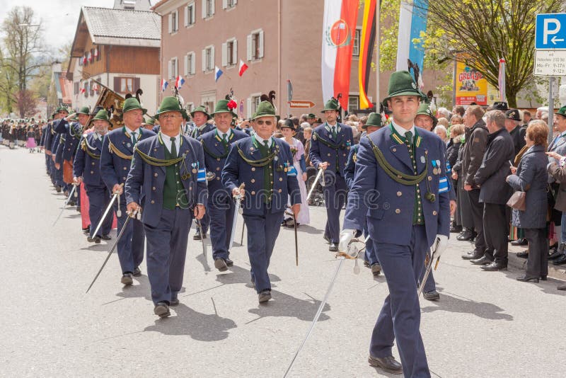 Le truppe di montagna salutano al marzo in una parata immagini stock libere da diritti Le truppe di montagna salutano al marzo in una parata immagini stock libere da diritti