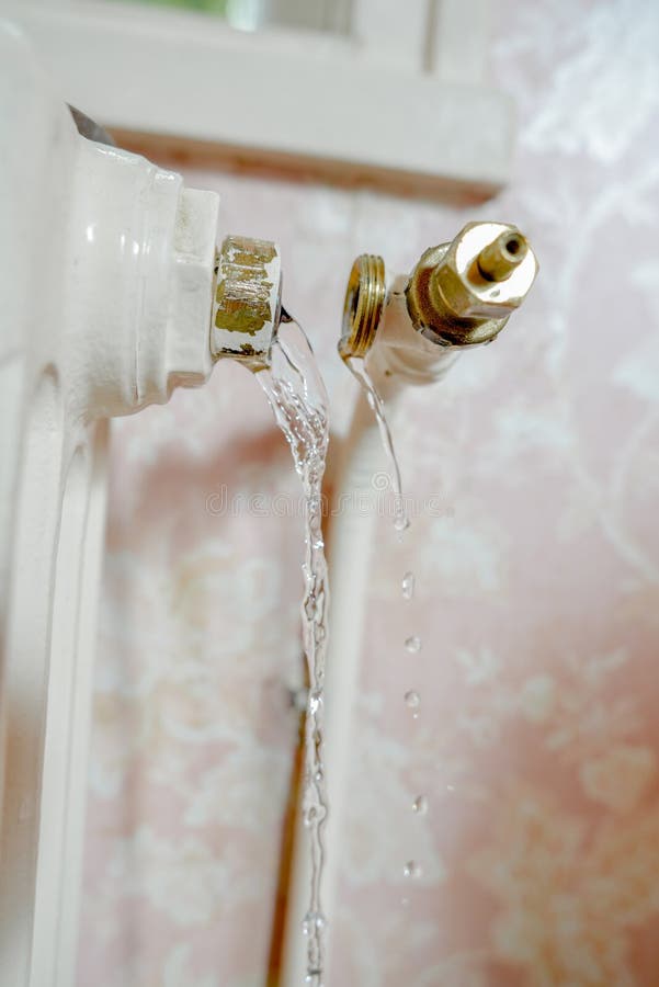 Le tuyau a éclaté outre de l'eau disjointe de radiateur photographie stock libre de droits Le tuyau a éclaté outre de l'eau disjointe de radiateur photographie stock libre de droits
