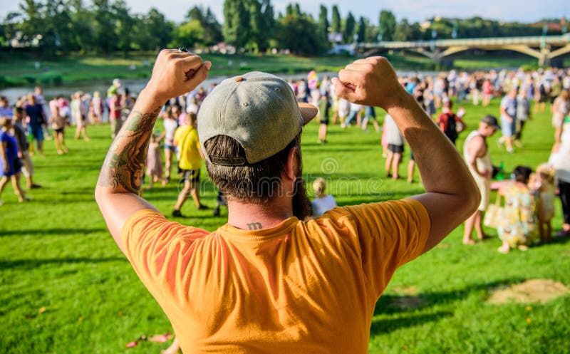 Le type c?l?brent des vacances ou le festival Hippie barbu d'homme de fest d'?t? devant la foule Concert d'air ouvert Billet de l images libres de droits Le type c?l?brent des vacances ou le festival Hippie barbu d'homme de fest d'?t? devant la foule Concert d'air ouvert Billet de l images libres de droits