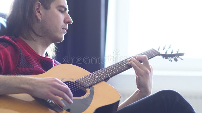 L'homme Joue De La Guitare Acoustique Et Chante Debout Capot De La