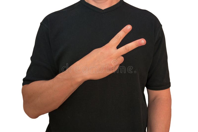 Le type garde le bras sur le sein près du coeur avec le signe de V des doigts Geste de l'homme dans le T-shirt noir d'isolement s