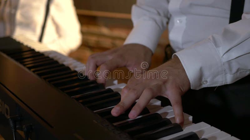 Le type joue le synthétiseur de clavier dans le studio. piano électrique. macro prise de vue des cordes et des timbres. t