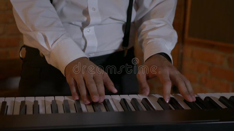 Le type joue le synthétiseur de clavier dans le studio. piano électrique. macro prise de vue des cordes et des timbres. t