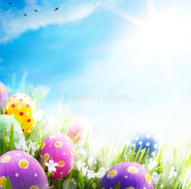 Le uova di Pasqua Di arte hanno decorato il cielo blu dell'erba dei fiori