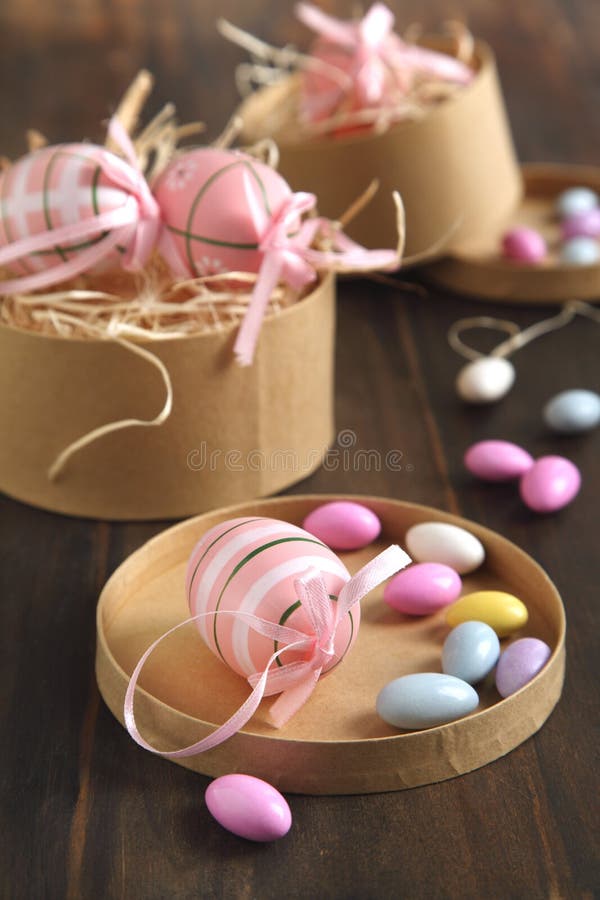 Le uova di Pasqua e lo zucchero Hanno ricoperto le uova di caramella nel contenitore di carta di regalo immagini stock libere da diritti Le uova di Pasqua e lo zucchero Hanno ricoperto le uova di caramella nel contenitore di carta di regalo immagini stock libere da diritti