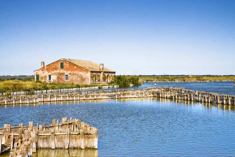 Le valli Italia di Comacchio sono conosciute universalmente per il fishi dell'anguilla fotografie stock libere da diritti Le valli Italia di Comacchio sono conosciute universalmente per il fishi dell'anguilla fotografie stock libere da diritti