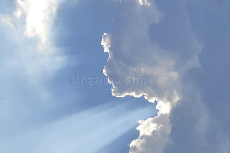 Le vaste ciel bleu et ciel de nuages photographie stock libre de droits Le vaste ciel bleu et ciel de nuages photographie stock libre de droits