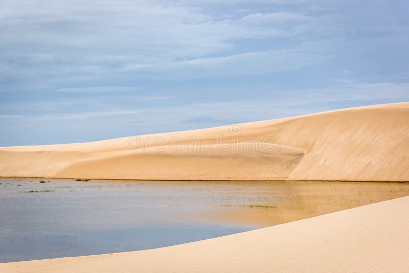 Le vaste paysage coloré de désert des dunes de sable grandes et blanches et des lagunes saisonnières d'eau de pluie au ³ de Lenç photo libre de droits Le vaste paysage coloré de désert des dunes de sable grandes et blanches et des lagunes saisonnières d'eau de pluie au ³ de Lenç photo libre de droits