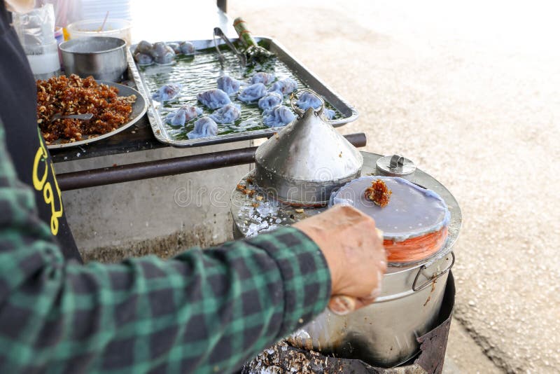 Le vendeur local font la boulette cuite à la vapeur de peau de riz, Khao Kriab Pak Moh chez Mueang, Ratchaburi, Thaïlande images stock Le vendeur local font la boulette cuite à la vapeur de peau de riz, Khao Kriab Pak Moh chez Mueang, Ratchaburi, Thaïlande images stock