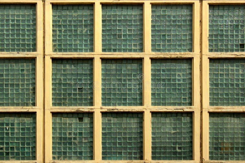 Le verre bloque les fenêtres dans un bâtiment industriel abandonné photographie stock libre de droits Le verre bloque les fenêtres dans un bâtiment industriel abandonné photographie stock libre de droits