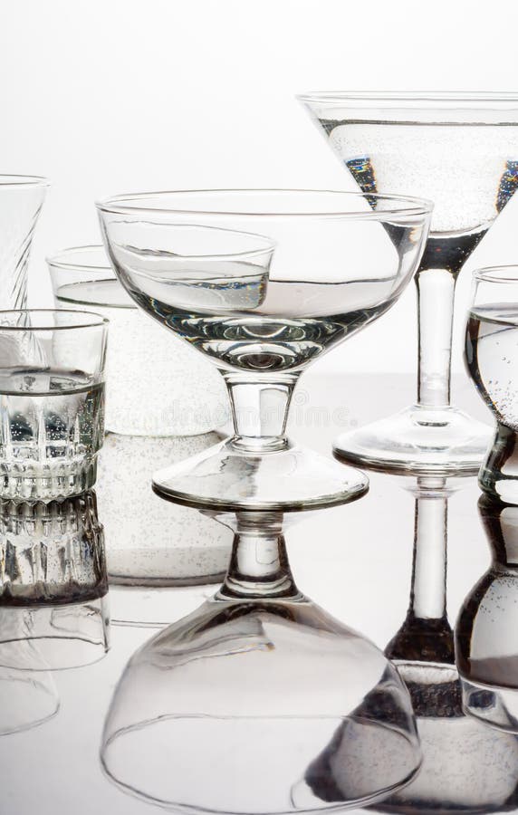 Le verre a brillé avec la lumière colorée sur un fond clair images stock Le verre a brillé avec la lumière colorée sur un fond clair images stock