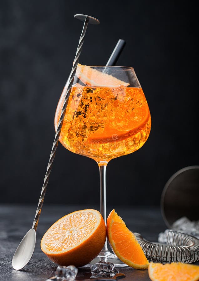 Le Verre D'aperol Spritz Le Cocktail D'été Avec Les Groupes Orange Et La  Cuillère De Bar Avec L'agitateur Cocktail Sur Le Fond Som Photo stock -  Image du frais, boisson: 183566878