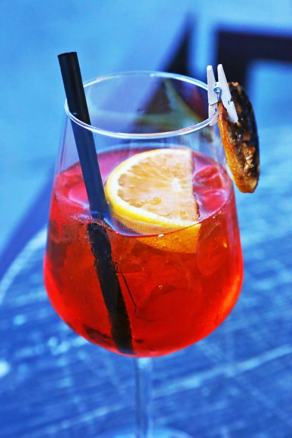 Le verre d'aperol spritz le cocktail - champagne avec le jus d'orange frais image libre de droits Le verre d'aperol spritz le cocktail - champagne avec le jus d'orange frais image libre de droits